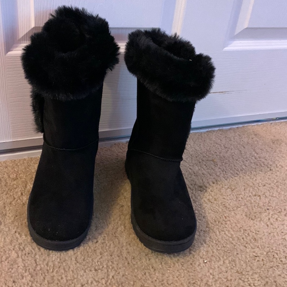 Black winter furry boots size 6.5 women’s